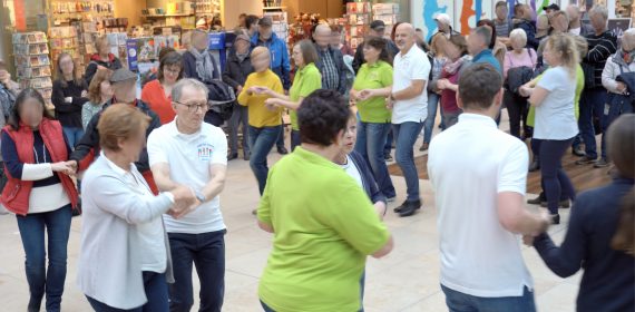 Froehlicher Kreis NeuerMarkt Nov.2019 blurred