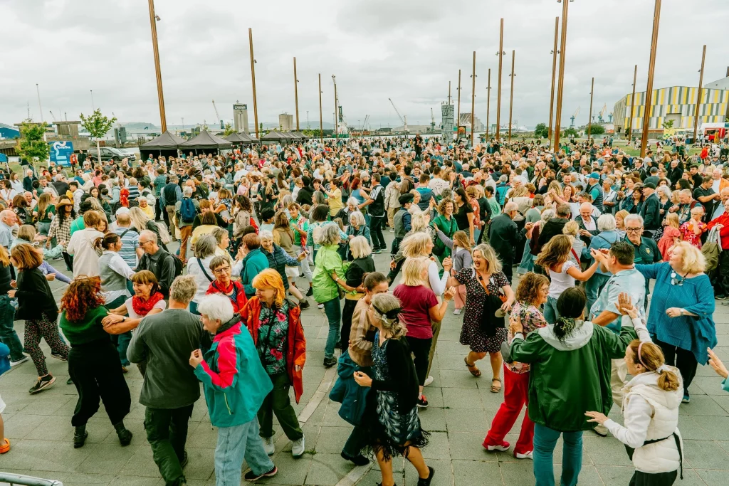 Sommerpause in Neumarkt 3 TitanicCeili BelfastTradFest ClaireLoughran 2025 28 min.jpg
